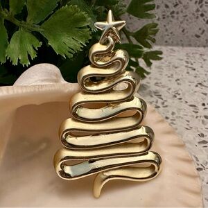Christmas brooch in gold ribbon tree